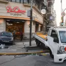 VIDEO: así fue el violento choque en Callao y Corrientes con un auto que terminó incrustado en un restaurante