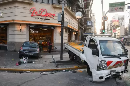 VIDEO: así fue el violento choque en Callao y Corrientes con un auto que terminó incrustado en un restaurante