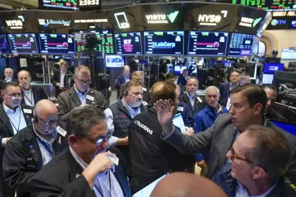 La bolsa de Nueva York estuvo a los saltos todo el día, con volatilidad extrema, y en el cierre terminó con otra leve baja.