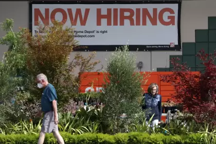 Un cartel de "ahora contratando" en una tienda Home Depot en San Rafael, California.