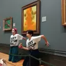 VIDEO | Caos en el Museo de Londres: militantes ecologistas arrojaron sopa de tomate sobre "Los girasoles" de Van Gogh