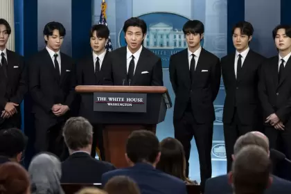 Los miembros del grupo de pop surcoreano BTS hablan en la conferencia de prensa diaria en la Casa Blanca, el 31 de mayo.