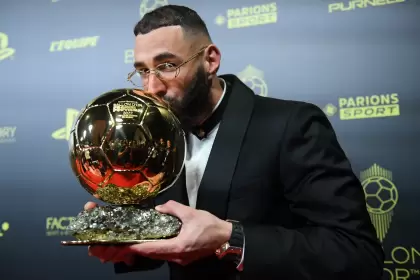 Karim Benzema besando el Balón de Oro. Foto: France Football