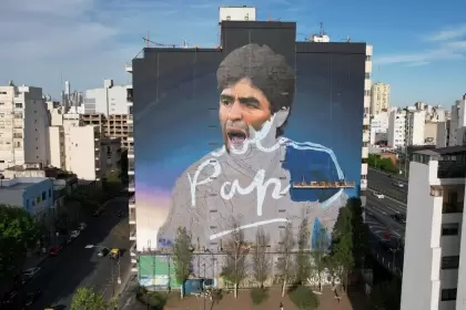 Mural de Maradona hecho por el artista Martín Ron