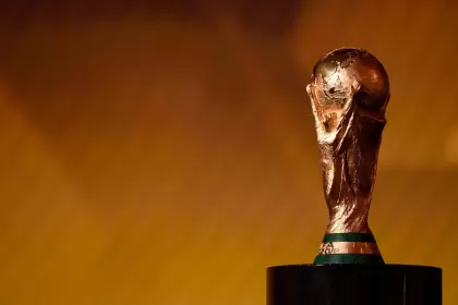 El trofeo original de la Copa del Mundo est hecho de oro macizo y pesa 6,142 kilos