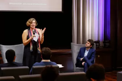 Mariana Mazzucato y el coordinador del Plan Argentina Productiva 2030, Daniel Schteingart