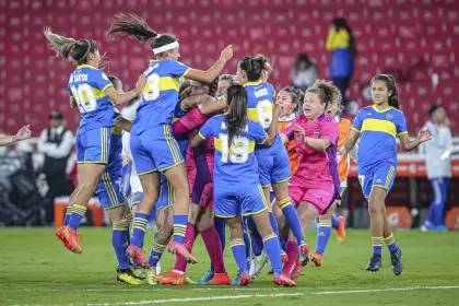 Las jugadoras de Boca se dirigen a abrazar a la arquera Laurina Oliveros luego de lucirse en la tanda de penales frente a Deportivo Cali