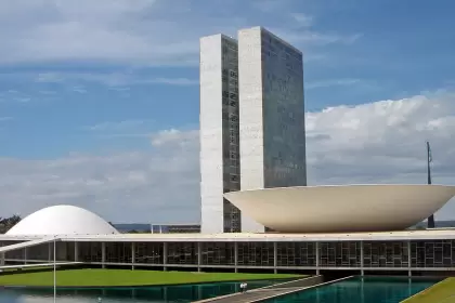 La estructura cóncava corresponde al Senado Federal y la convexa a la Cámara de Diputados.