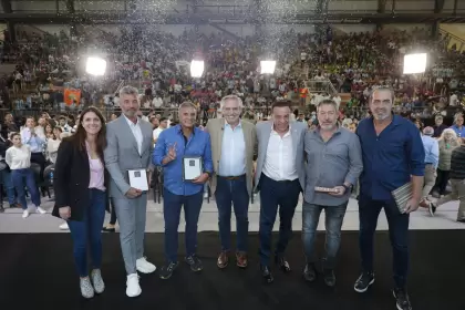 Fernández con algunos de los campeones del '86, como Héctor Enrique, Sergio Goycochea, Carlos Tapia y Sergio Batista