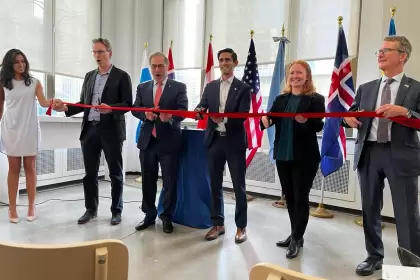 El embajador en Estados Unidos, Jorge Argüello, inauguró junto con el Vicealcalde de Chicago, Samir Mayekar, el local de productos argentinos