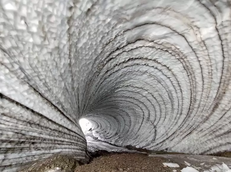 Un turista murió aplastado por un trozo de hielo que se desprendió en la Cueva de Jimbo en Ushuaia