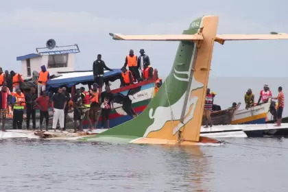 Al menos tres personas murieron este domingo después de que un vuelo comercial operado por Precision Air aterrizara en el lago Victoria en Tanzania.