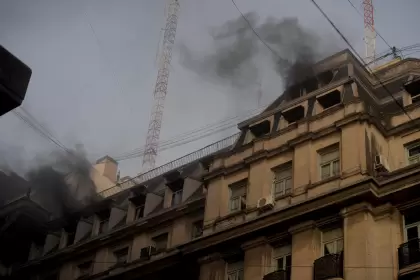Principio de incendio en últimos pisos de edificio que forma parte del Palacio de Hacienda