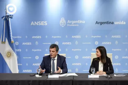 El ministro de Economía, Sergio Massa y la titular de la Anses, Fernanda Raverta