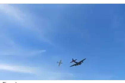 Un bombardero Boeing B-17 Flying Fortress y un caza Bell P-63 KingCobra colisionaron en pleno vuelo