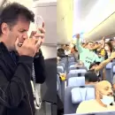 Ciro Martínez sorprendió a todos y tocó el himno argentino en pleno vuelo