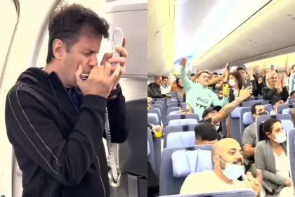 Ciro Martínez tocó el himno nacional argentino en pleno vuelo rumbo a Qatar