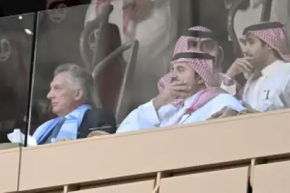 La mirada atenta del expresidente en el palco del estadio donde debutó la Selección Argentina en el Mundial de Qatar