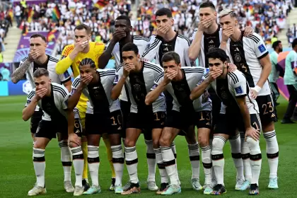 La Selección alemana posó ante los fotógrafos tapándose la boca en la previa del partido ante Japón, en el inicio del grupo E del Mundial, en protesta