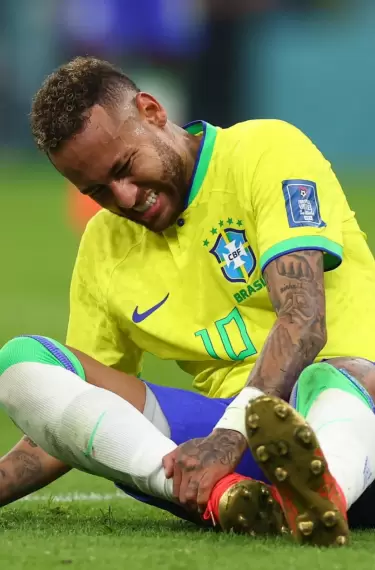 Neymar sufri un esguince en el tobillo derecho y el tiempo de recuperacin an se desconoce