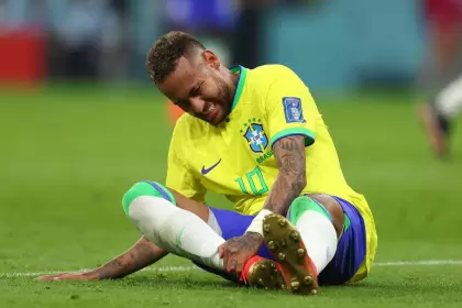 Neymar sufrió un esguince en el tobillo derecho y el tiempo de recuperación aún se desconoce