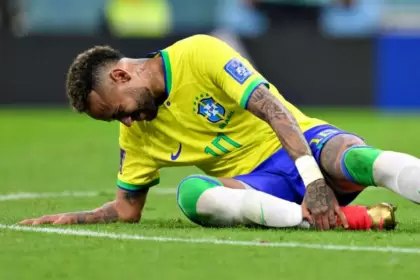 Neymar se toma el tobillo derecho