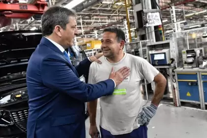 El ministro de Economía, Sergio Massa, en la planta de Peugeot en El Palomar