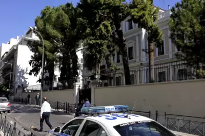Explotó una bomba en un auto de la Embajada de Italia y encuentran mas artefactos explosivos