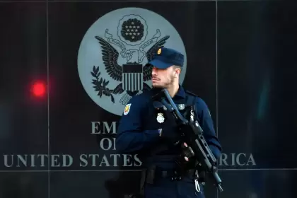 Un policía español hace guardia cerca de la embajada de Estados Unidos en Madrid después de recibir una carta bomba.