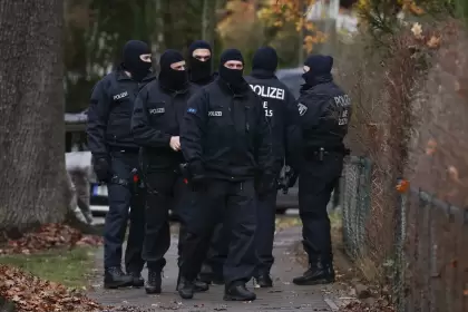Oficiales de policía trabajan durante una redada en Berlín, Alemania, el 7 de diciembre.
