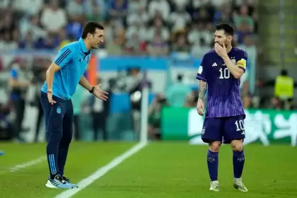 Scaloni hablando con Messi