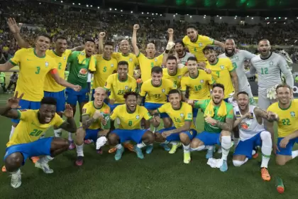 Brasil terminó primero del Grupo G con seis unidades luego de ganarle a Serbia y Suiza y perder con Camerún