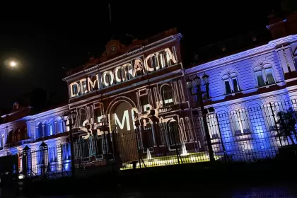 La Casa Rosada celebra la democracia con un videomapping y el himno cantado por L-Gante en cadena nacional
