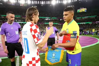 Luka Modric y Thiago Silva intercambiaron banderines en la previa del partido