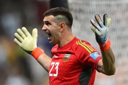 Desde Doha y por los gigantes guantes del Dibu Martinez, la Selección Argentina se metió entre los cuatro mejores del mundo