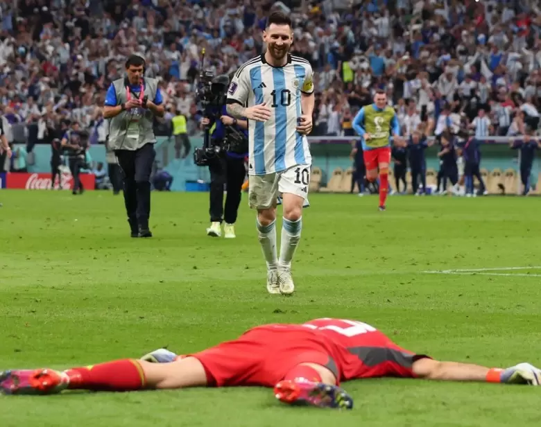 Lionel Messi fue a abrazar a Dibu luego del gol de Lautaro Martínez