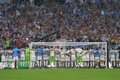Los jugadores de la Selección Argentina junto a los hinchas que acompañaron al equipo en todos los partidos del Mundial de Qatar