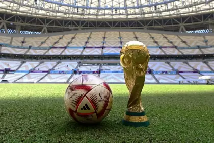 La pelota Al Hilm y el trofeo de oro que levantará el ganador del Mundial