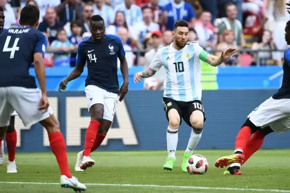 Lionel Messi rodeado entre cuatro jugadores franceses en el Mundial de Rusia 2018