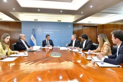 El presidente de IVECO en América Latina, Márcio
Querichelli y el presidente de IVECO Group en Argentina, Santos Doncel Jones, con Sergio Massa