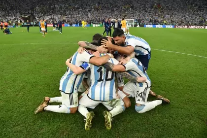 Los jugadores argentinos se abrazan en el estadio Lusail luego de la victoria ante Francia