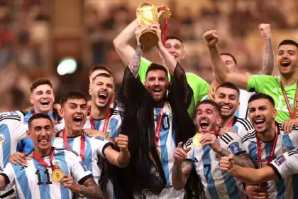 La imagen que el mundo del fútbol soñaba con ver: Lionel Messi levantando la Copa del Mundo