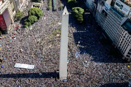 Muchos fanáticos se acercaron ayer al Obelisco para festejar el triunfo de Argentina