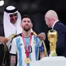 ¿Por qué a Messi le pusieron el "bisht", la "ropa oficial" de Qatar, antes de levantar la Copa del Mundo?