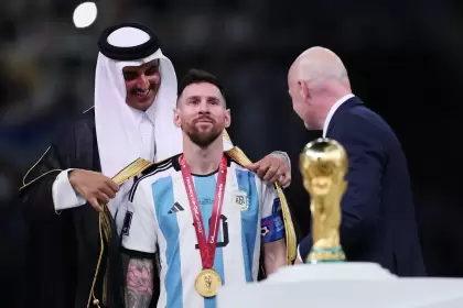 El momento en el que Al Thani le coloca la capa transparente a Messi