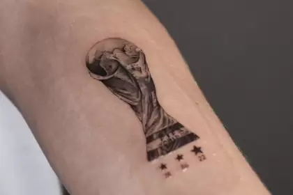 Un hincha se tatuó la Copa del Mundo y las tres estrellas que ganó Argentina a lo largo de la competencia mundialista