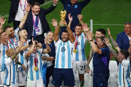 El "Kun" se animó a levantar la Copa del Mundo que ganó Argentina en el estadio Lusail