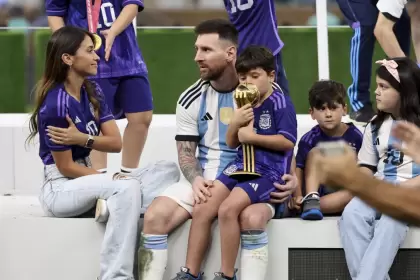 Messi con su familia luego de consagrarse campeón del mundo en Qatar