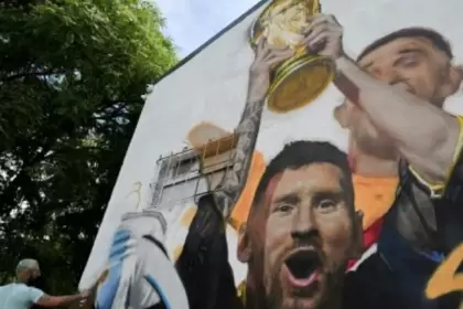 Bagnasco mientras realizaba el mural de Messi