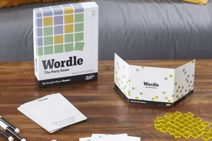 Hasbro y el New York Times se asociaron para convertir el popular juego de rompecabezas de palabras Wordle en un juego de mesa.